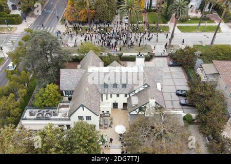 Demonstranten versammeln sich im Haus des Bürgermeisters Eric Garcetti von Los Angeles. Montag, 7. Dezember 2020, in Los Angeles. Demonstranten waren außerhalb von Getty Stockfoto