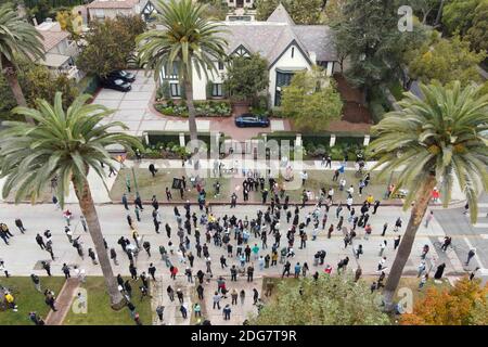 Demonstranten versammeln sich im Haus des Bürgermeisters Eric Garcetti von Los Angeles. Montag, 7. Dezember 2020, in Los Angeles. Demonstranten waren außerhalb von Getty Stockfoto