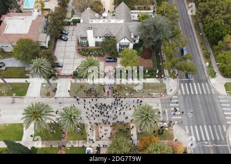 Demonstranten versammeln sich im Haus des Bürgermeisters Eric Garcetti von Los Angeles. Montag, 7. Dezember 2020, in Los Angeles. Demonstranten waren außerhalb von Getty Stockfoto