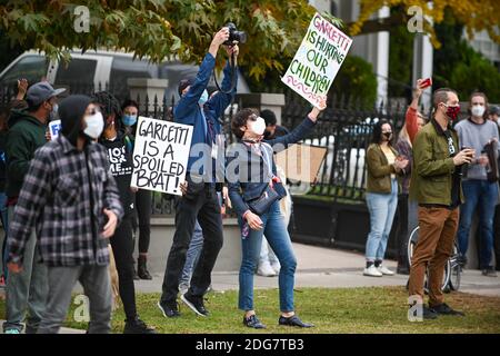 Demonstranten versammeln sich im Haus des Bürgermeisters Eric Garcetti von Los Angeles. Montag, 7. Dezember 2020, in Los Angeles. Demonstranten waren außerhalb von Getty Stockfoto