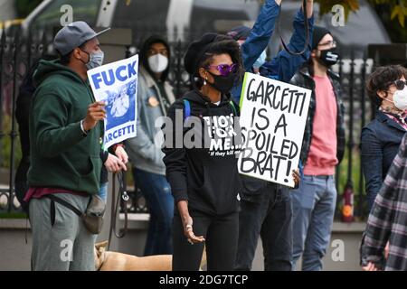 Demonstranten versammeln sich im Haus des Bürgermeisters Eric Garcetti von Los Angeles. Montag, 7. Dezember 2020, in Los Angeles. Demonstranten waren außerhalb von Getty Stockfoto