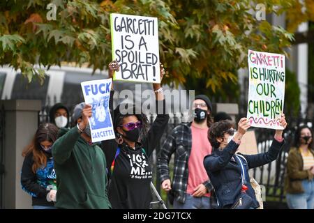 Demonstranten versammeln sich im Haus des Bürgermeisters Eric Garcetti von Los Angeles. Montag, 7. Dezember 2020, in Los Angeles. Demonstranten waren außerhalb von Getty Stockfoto