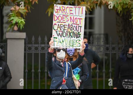 Demonstranten versammeln sich im Haus des Bürgermeisters Eric Garcetti von Los Angeles. Montag, 7. Dezember 2020, in Los Angeles. Demonstranten waren außerhalb von Getty Stockfoto