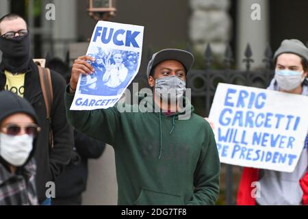 Demonstranten versammeln sich im Haus des Bürgermeisters Eric Garcetti von Los Angeles. Montag, 7. Dezember 2020, in Los Angeles. Demonstranten waren außerhalb von Getty Stockfoto