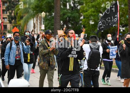 Demonstranten versammeln sich im Haus des Bürgermeisters Eric Garcetti von Los Angeles. Montag, 7. Dezember 2020, in Los Angeles. Demonstranten waren außerhalb von Getty Stockfoto