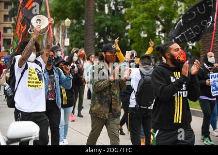 Demonstranten versammeln sich im Haus des Bürgermeisters Eric Garcetti von Los Angeles. Montag, 7. Dezember 2020, in Los Angeles. Demonstranten waren außerhalb von Getty Stockfoto