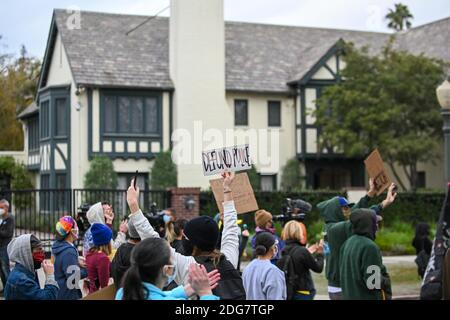 Demonstranten versammeln sich im Haus des Bürgermeisters Eric Garcetti von Los Angeles. Montag, 7. Dezember 2020, in Los Angeles. Demonstranten waren außerhalb von Getty Stockfoto