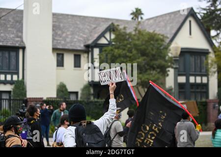 Demonstranten versammeln sich im Haus des Bürgermeisters Eric Garcetti von Los Angeles. Montag, 7. Dezember 2020, in Los Angeles. Demonstranten waren außerhalb von Getty Stockfoto