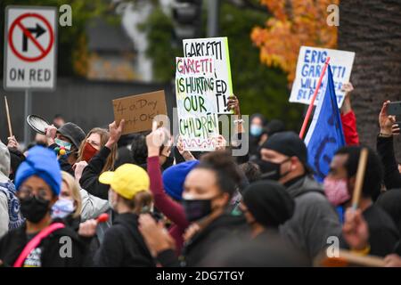 Demonstranten versammeln sich im Haus des Bürgermeisters Eric Garcetti von Los Angeles. Montag, 7. Dezember 2020, in Los Angeles. Demonstranten waren außerhalb von Getty Stockfoto