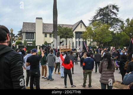 Demonstranten versammeln sich im Haus des Bürgermeisters Eric Garcetti von Los Angeles. Montag, 7. Dezember 2020, in Los Angeles. Demonstranten waren außerhalb von Getty Stockfoto