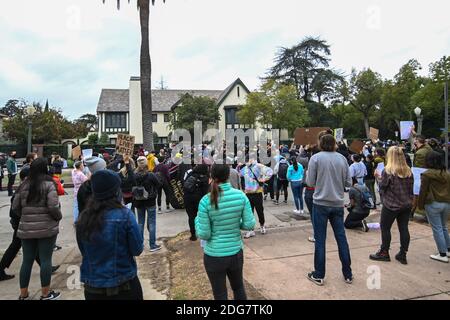 Demonstranten versammeln sich im Haus des Bürgermeisters Eric Garcetti von Los Angeles. Montag, 7. Dezember 2020, in Los Angeles. Demonstranten waren außerhalb von Getty Stockfoto