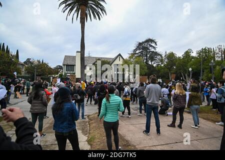 Demonstranten versammeln sich im Haus des Bürgermeisters Eric Garcetti von Los Angeles. Montag, 7. Dezember 2020, in Los Angeles. Demonstranten waren außerhalb von Getty Stockfoto