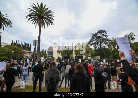 Demonstranten versammeln sich im Haus des Bürgermeisters Eric Garcetti von Los Angeles. Montag, 7. Dezember 2020, in Los Angeles. Demonstranten waren außerhalb von Getty Stockfoto