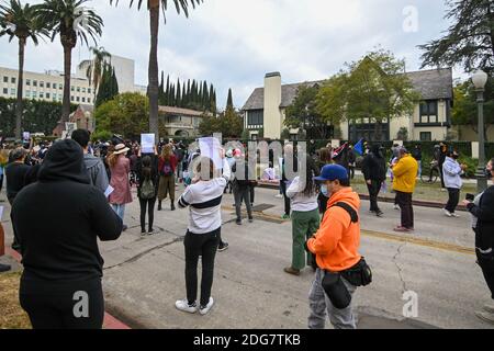 Demonstranten versammeln sich im Haus des Bürgermeisters Eric Garcetti von Los Angeles. Montag, 7. Dezember 2020, in Los Angeles. Demonstranten waren außerhalb von Getty Stockfoto