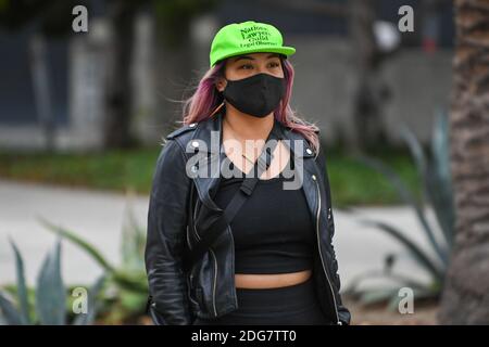 Mitglieder der National Lawyers Guild Beobachter beaufsichtigen Demonstranten, die sich im Haus des Bürgermeisters von Los Angeles Eric Garcetti versammeln. Montag, 7. Dezember 2 Stockfoto