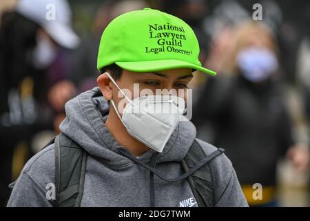 Mitglieder der National Lawyers Guild Beobachter beaufsichtigen Demonstranten, die sich im Haus des Bürgermeisters von Los Angeles Eric Garcetti versammeln. Montag, 7. Dezember 2 Stockfoto