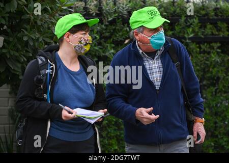 Mitglieder der National Lawyers Guild Beobachter beaufsichtigen Demonstranten, die sich im Haus des Bürgermeisters von Los Angeles Eric Garcetti versammeln. Montag, 7. Dezember 2 Stockfoto