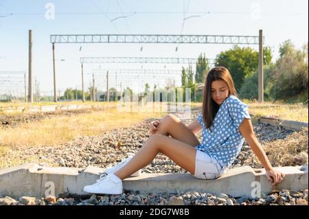 Teenager-Mädchen in Stadtrand Stockfoto