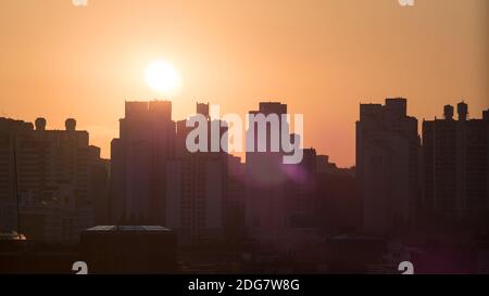 Gebäude der Stadt im warmen Licht der Morgensonne. Seoul, Südkorea Stockfoto