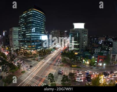 Verkehr auf Nacht belebten Straßen der Seoul, Südkorea Stockfoto