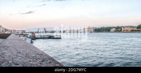 Die Blagoweschtschensky-Brücke (Mariä Verkündigung) während der Weißen Nächte in Sankt Petersburg, Russland Stockfoto