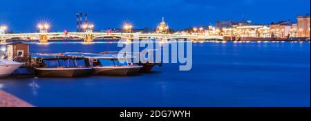 Die Blagoweschtschensky-Brücke (Mariä Verkündigung) während der Weißen Nächte in Sankt Petersburg, Russland Stockfoto