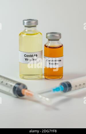 Vertikale Foto von Coronavirus-Impfstoffflaschen und Spritze Injektion . Hochwertige Fotos Stockfoto