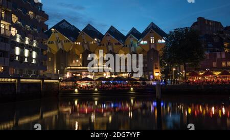 Den Cube Häuser und Waterfront Cafés in Nacht Rotterdam Stockfoto