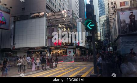 Fußgänger die Straße überqueren, um grünes Licht Stockfoto