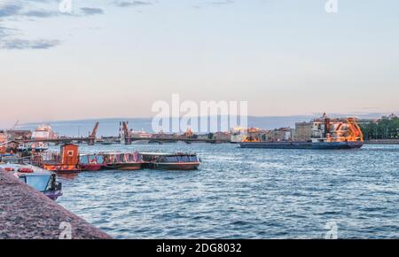 Die Blagoweschtschensky-Brücke (Mariä Verkündigung) während der Weißen Nächte in Sankt Petersburg, Russland Stockfoto