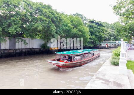 Thailändische khlong-Boote mit Passagieren in Bangkok, Thailand Stockfoto