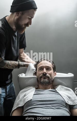 Stilvollen Mann im barbershop Stockfoto