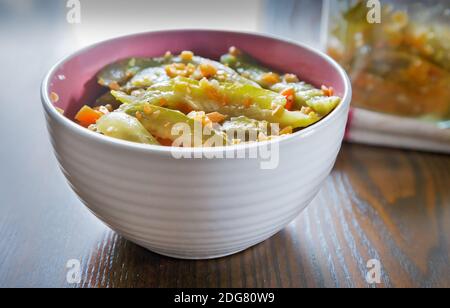 Marinierten Gurken mit Karotten und Gewürzen. Stockfoto
