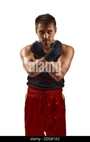 Kämpfer Mann in schwarzen Sportbandagen auf seinen Händen Boxer bereit für einen Kampf. Isoliert auf weißem Hintergrund Stockfoto