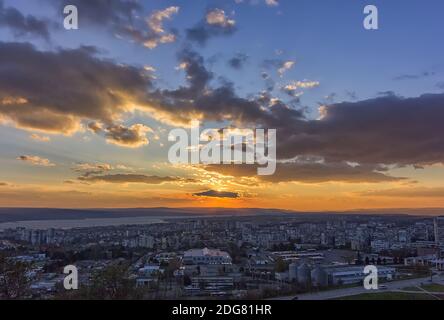 Sonnenuntergang über der Stadt Stockfoto