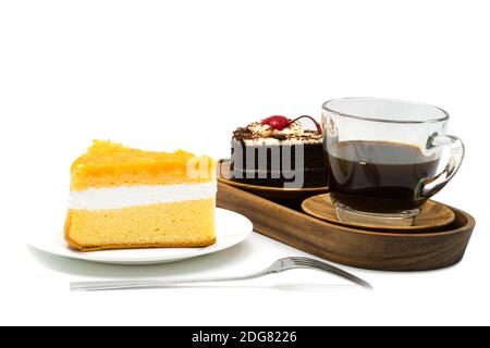 Chiffon Kuchen in einem weißen Teller und eine Tasse Kaffee mit Schokoladenkuchen in einem Holztablett Stockfoto