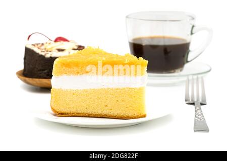 Chiffon Kuchen garniert mit Foi String in weißem Teller mit Schokoladenkuchen und eine Tasse schwarzen Kaffee Stockfoto