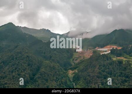 Die bergige Landschaft der Pisten von Wald bedeckt. Stockfoto