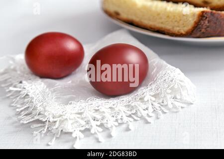 Ostereier auf der Serviette und Kuchen. Stockfoto