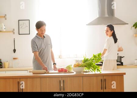 Junge Paare in der Küche kochen Stockfoto