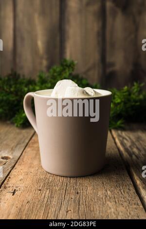 Weihnachtsschmuck mit heißer Schokolade und Marshmallows. Weihnachten Hintergrund. Stockfoto