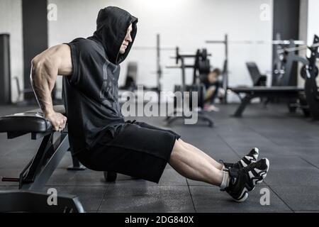 Brutaler Mann im Fitnessstudio Stockfoto