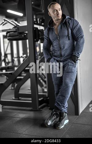 Muskulöser Mann posiert in Fitness-Studio Stockfoto