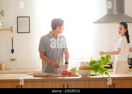 Junge Paare in der Küche kochen Stockfoto