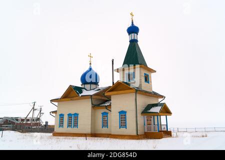 Winteransicht der St. Nicholas Kirche am Ufer von Baikalsee im Dorf Great Goloustnoye Stockfoto