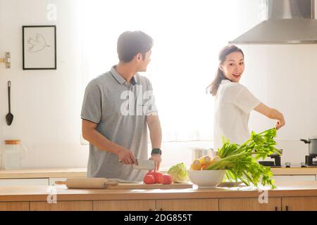 Junge Paare in der Küche kochen Stockfoto