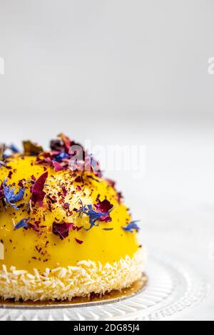 Passionsfrucht & Mango Patisserie auf weißem Hintergrund Stockfoto