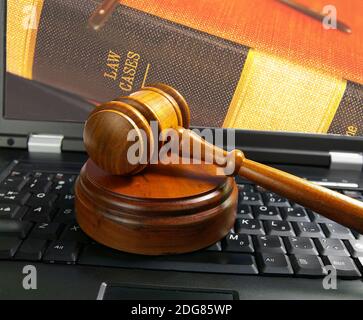 Richter Gericht gavel auf einem Laptop-Computer (Cyber-Gesetz) Stockfoto