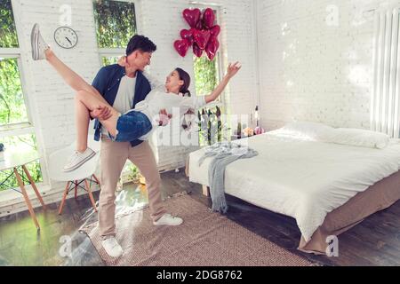 Glückliche junge Paare im Schlafzimmer Stockfoto