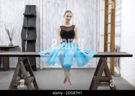 Ballerina sitzt am Tisch Stockfoto